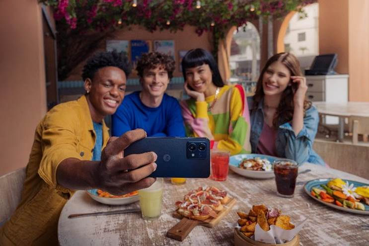 Personas comiendo en una mesa

Descripción generada automáticamente con confianza media