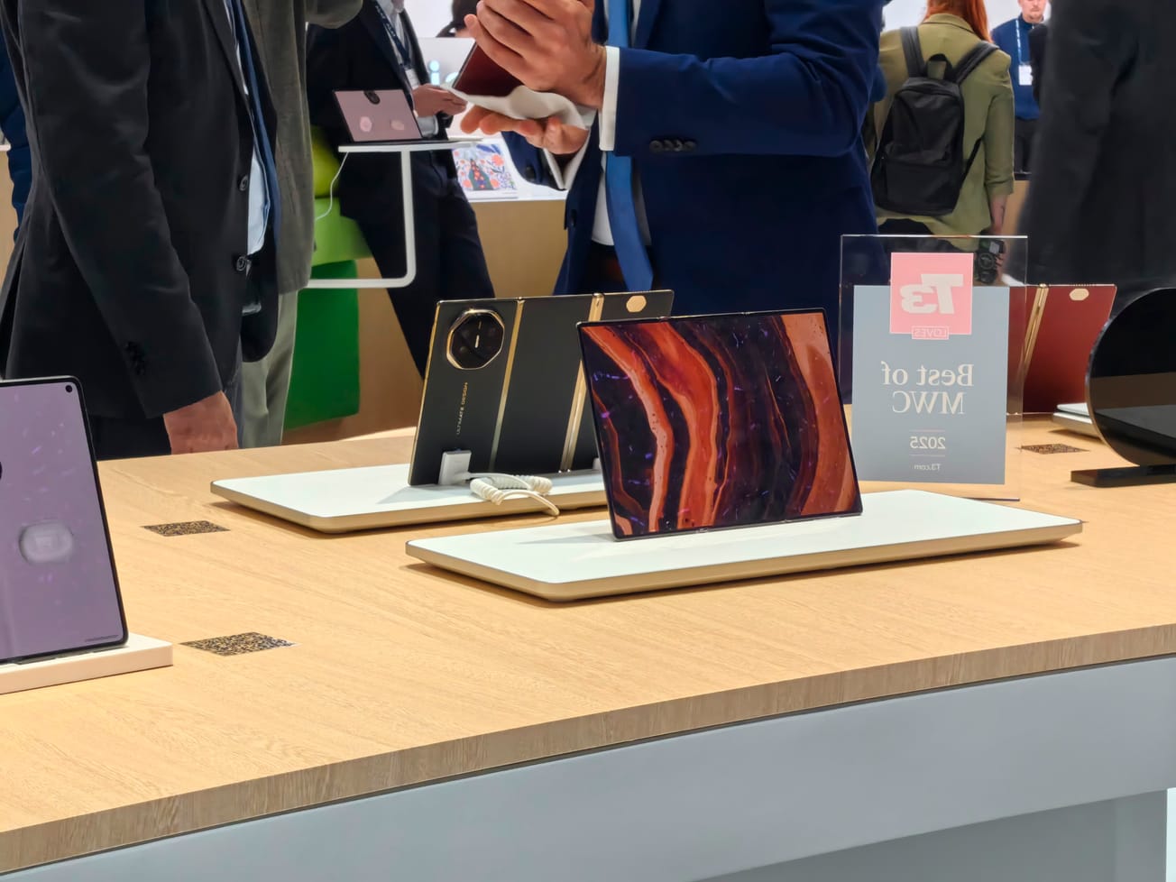 Huawei lleva al MWC 2025 el primer teléfono plegable triple del mundo